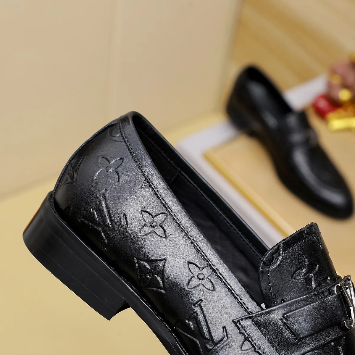 Men's Men's Shoes 💰420 💰[Louis Vuitton] LV high-end business formal leather shoes! ! Luxurious and elegant style, equal emphasis on practicality and style, professional focus on details and quality, counter original 1⃣️: 1⃣️ super accurate reproduction👍🏻! Material: The upper is made of imported original soft 🐂cowhide ➕imported first-layer sheepskin lining. Original anti-slip and wear-resistant outsole! Code number: 39--45, (38.46 custom-made) Large quantities in stock!